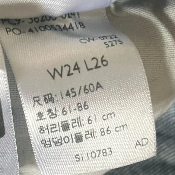 Woman’s Levi’s straight, mid rise, holy, Width:24 length:26 - Picture 5 of 5